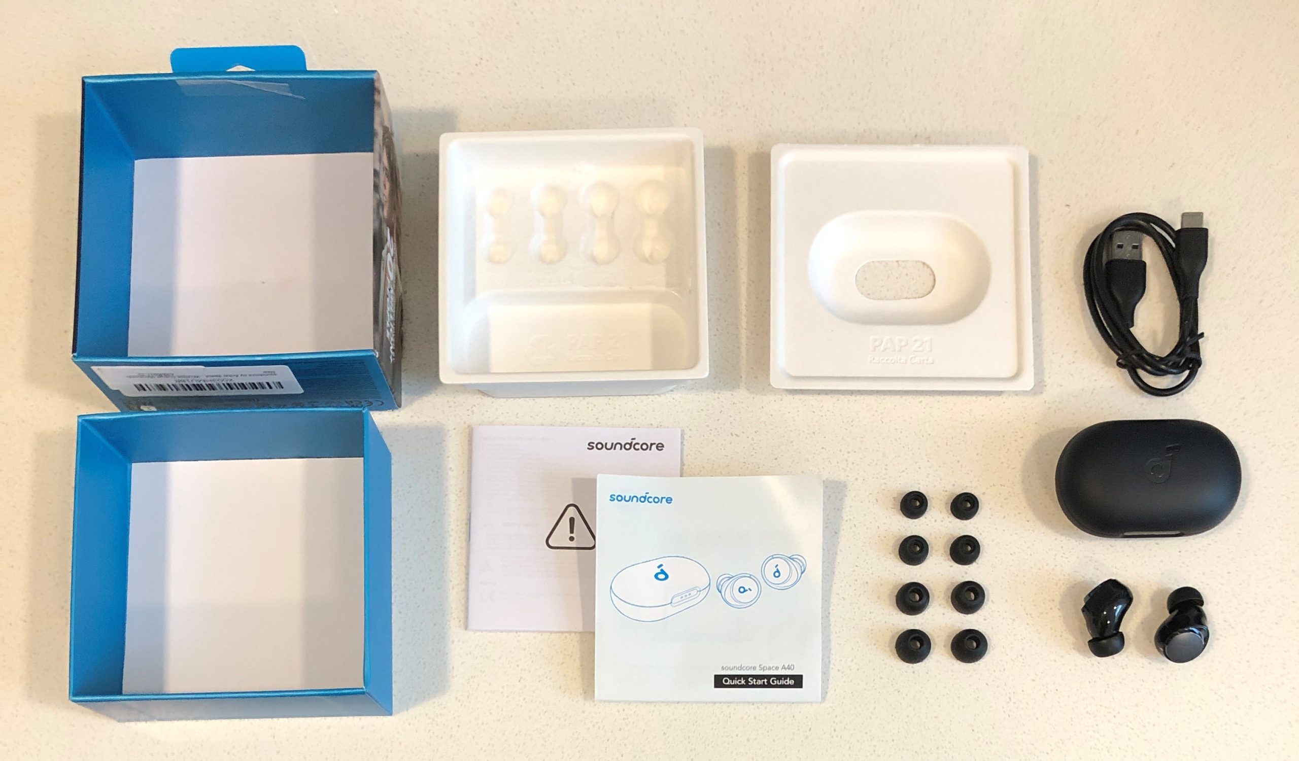 آنباکسینگ و محتویات جعبه انکر Soundcore Space A40