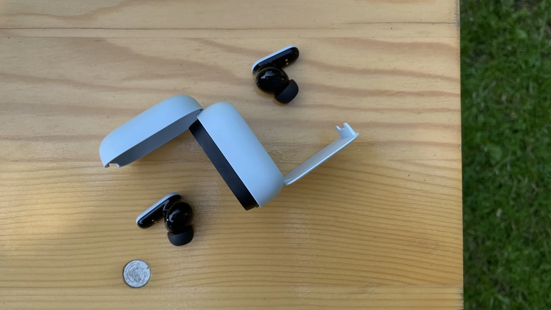 قابلیت استند موبایل در کیس هندزفری Soundcore P30i